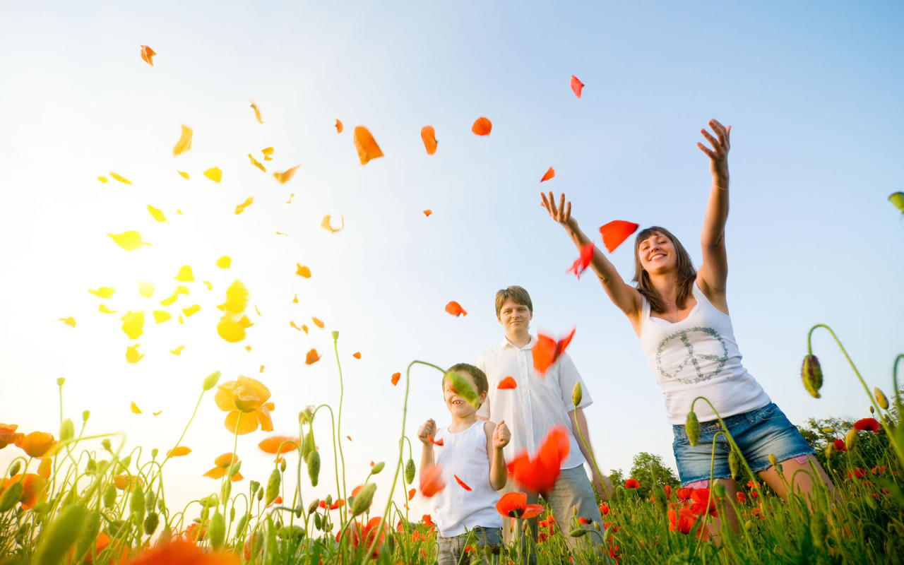 happy-people-in-the-poppy-field-1280x800-wide-wallpapers-net111